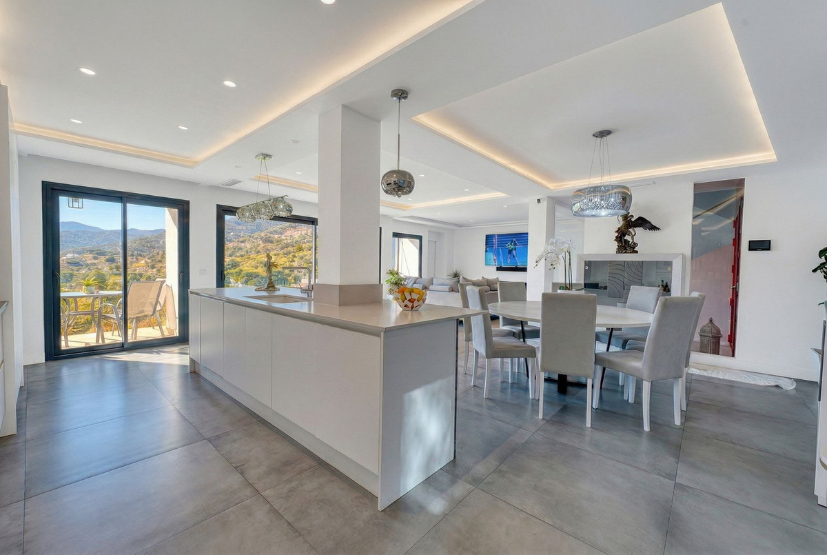 4 Bedroom Villa for Sale in Istán — 3