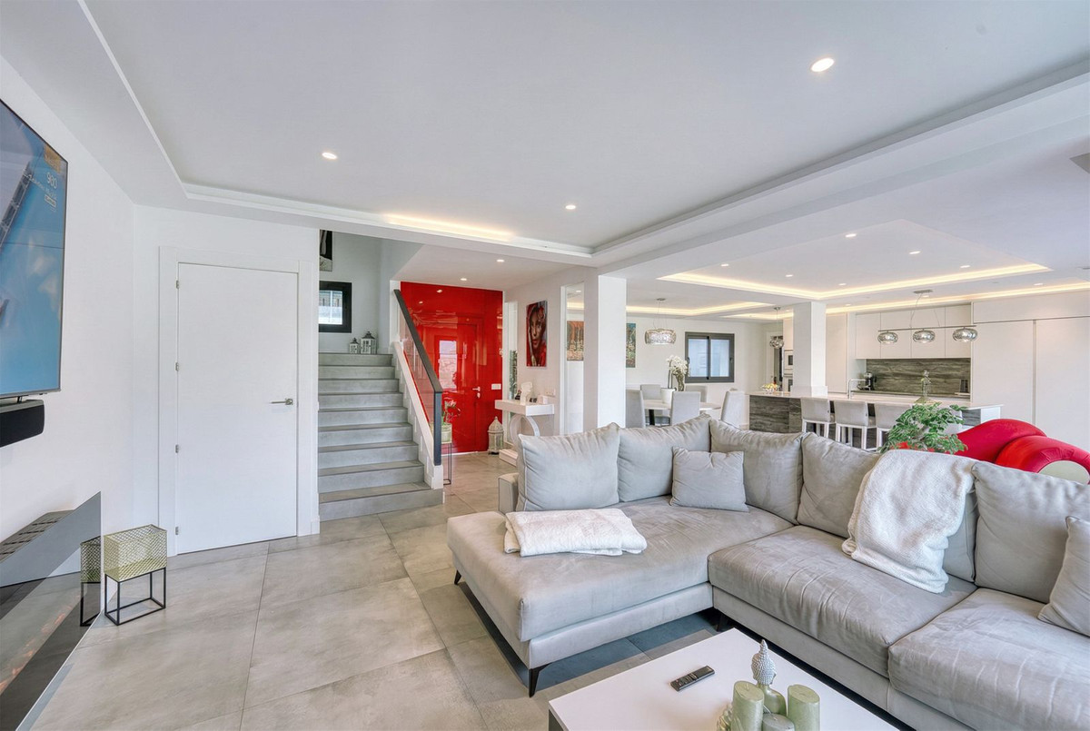 4 Bedroom Villa for Sale in Istán — 4