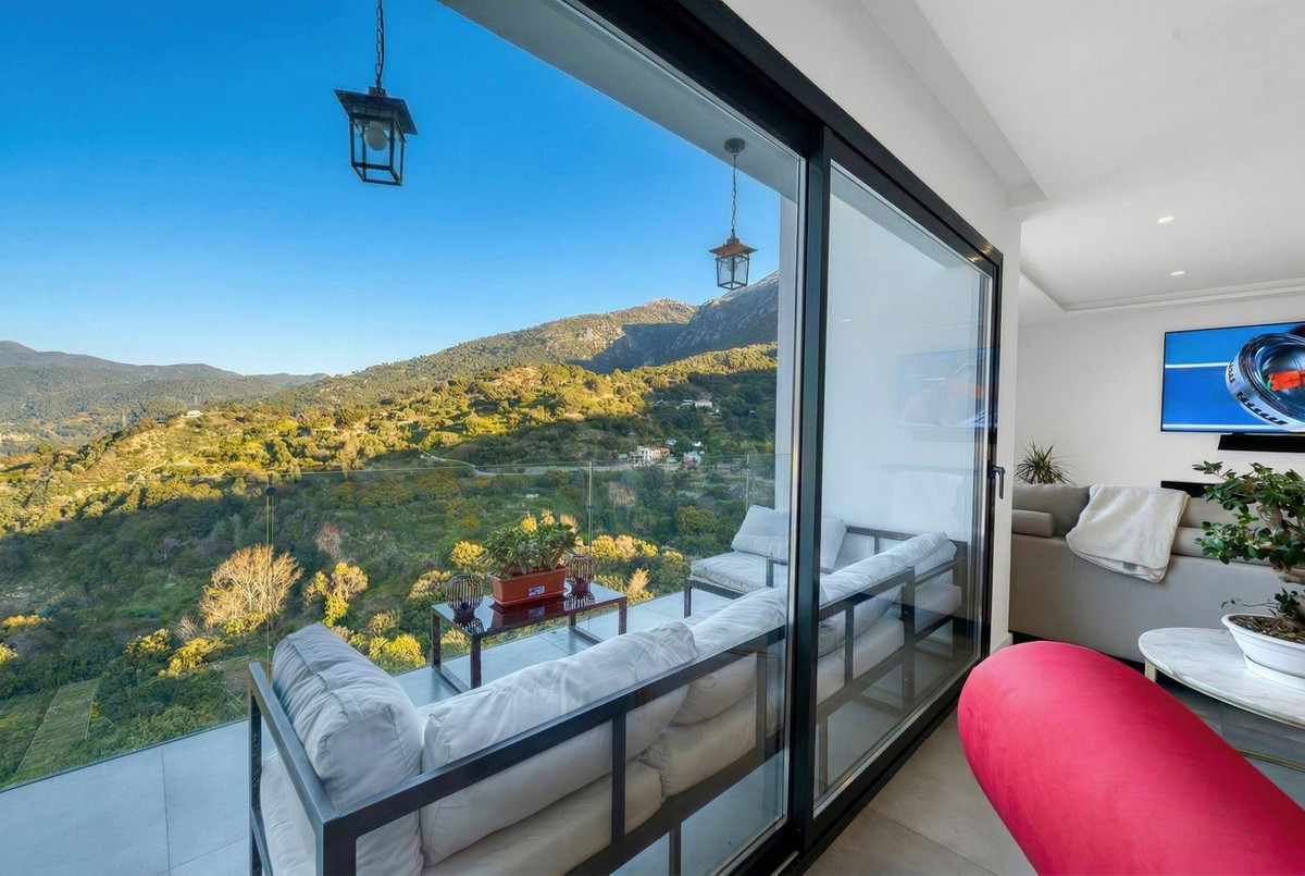 4 Bedroom Villa for Sale in Istán — 5