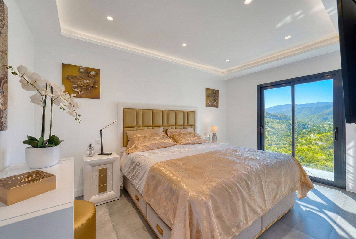 4 Bedroom Villa for Sale in Istán — view 10