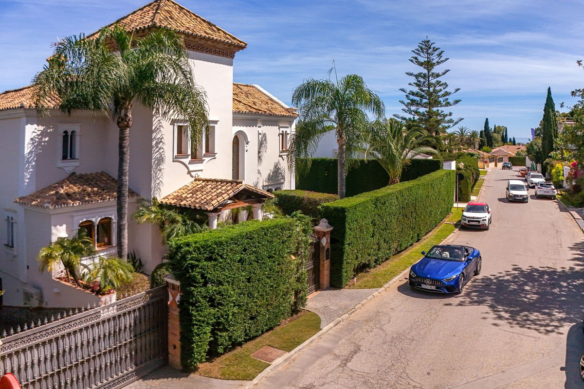 5 Bedroom Villa for Sale in Estepona