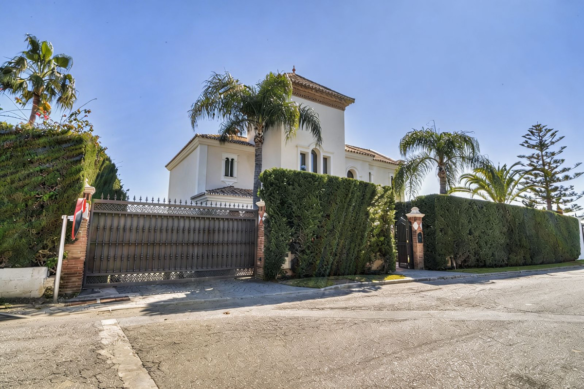 5 Bedroom Villa for Sale in Estepona — 2
