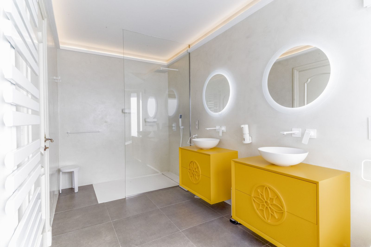 5 Bedroom Villa for Sale in Estepona — view 11