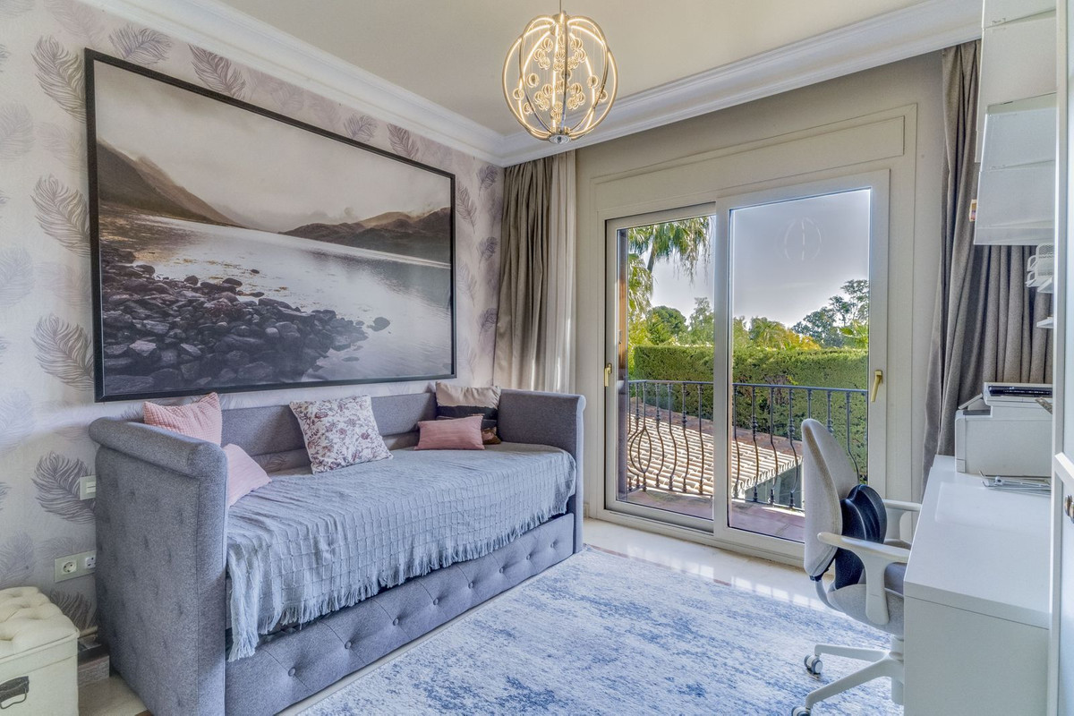 5 Bedroom Villa for Sale in Estepona — view 14