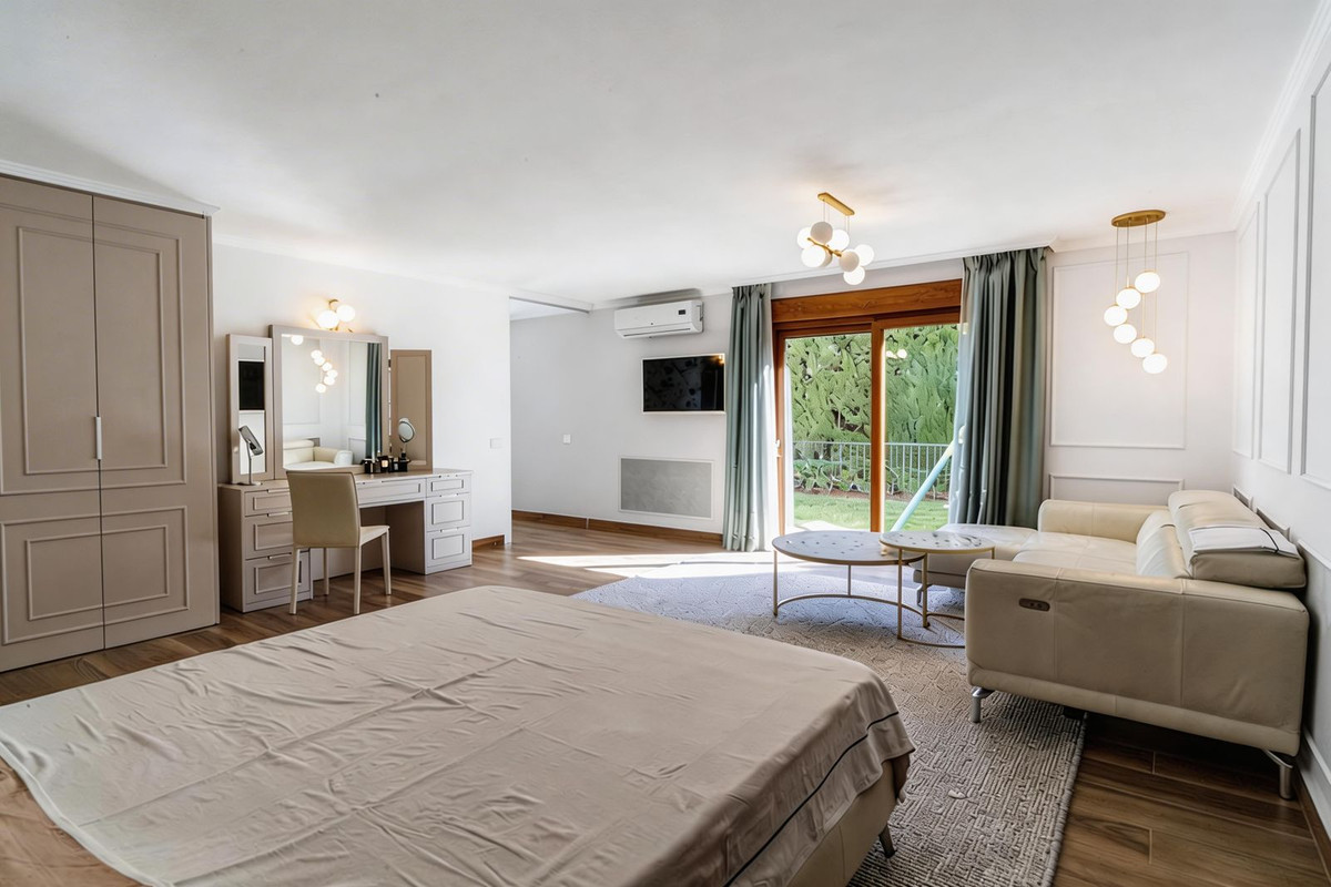 5 Bedroom Villa for Sale in Estepona — view 18