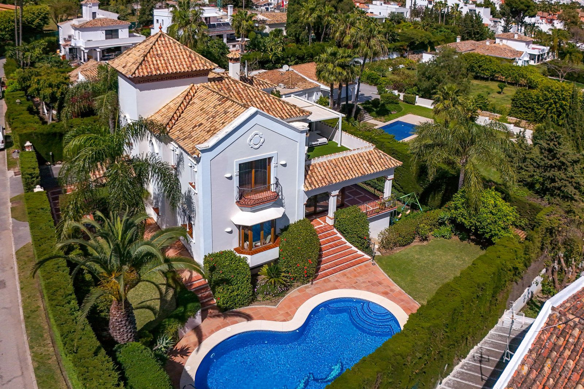 5 Bedroom Villa for Sale in Estepona — 3