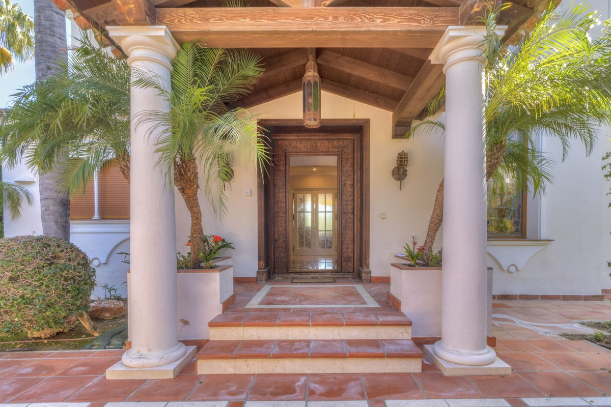 5 Bedroom Villa for Sale in Estepona — 4