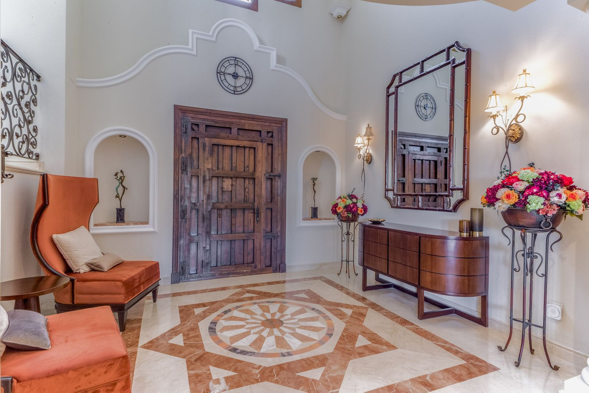 5 Bedroom Villa for Sale in Estepona — 5
