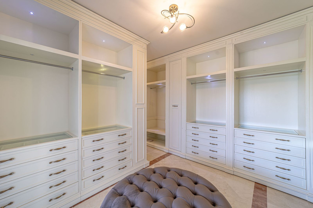 5 Bedroom Villa for Sale in Estepona — 8