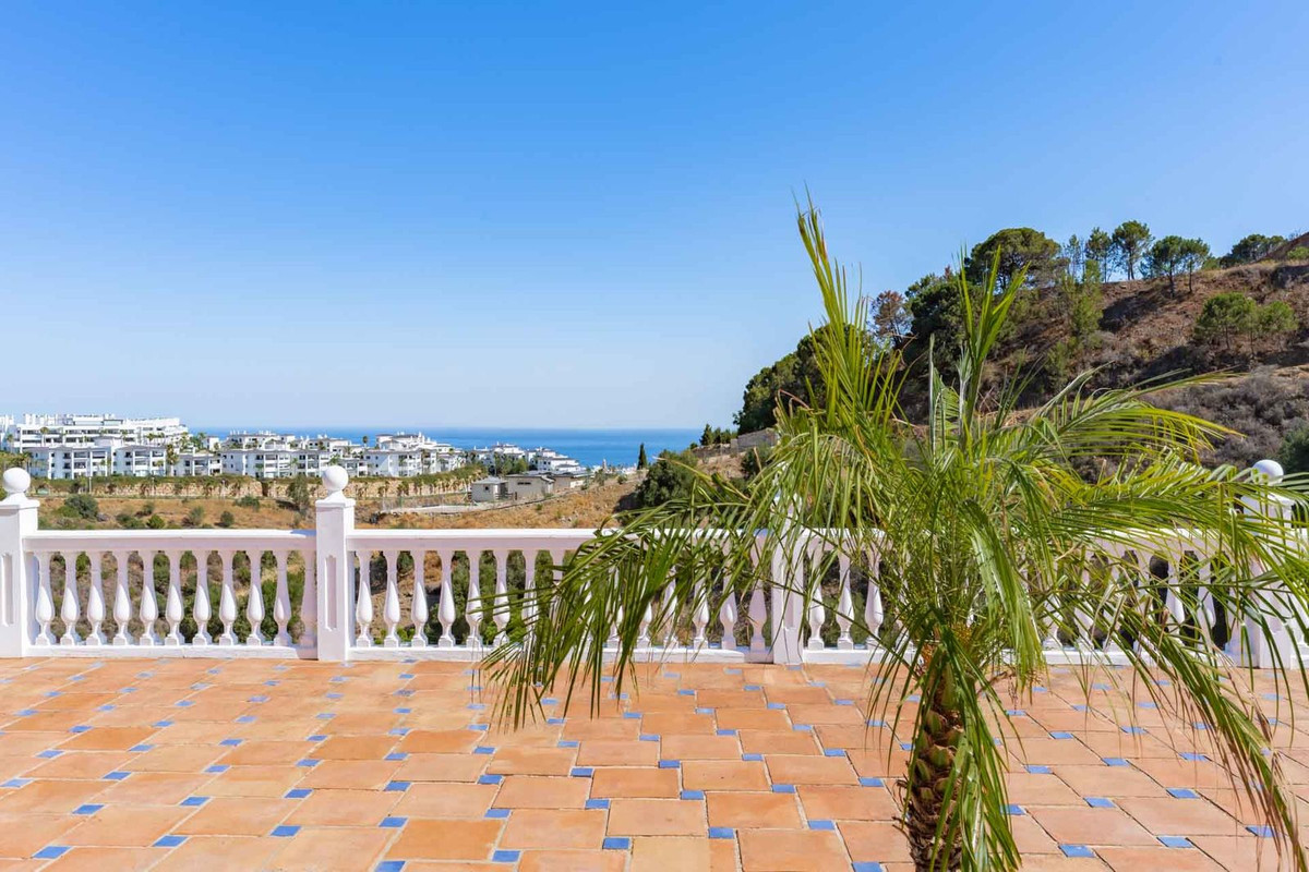 5 Bedroom Villa for Sale in Estepona