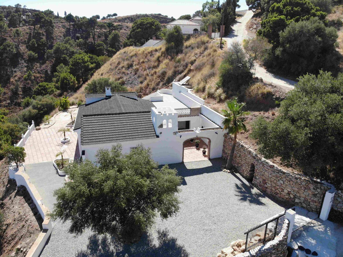 5 Bedroom Villa for Sale in Estepona — 2