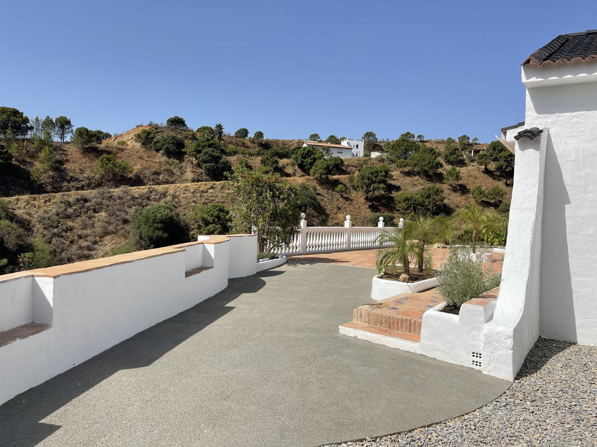 5 Bedroom Villa for Sale in Estepona — view 12