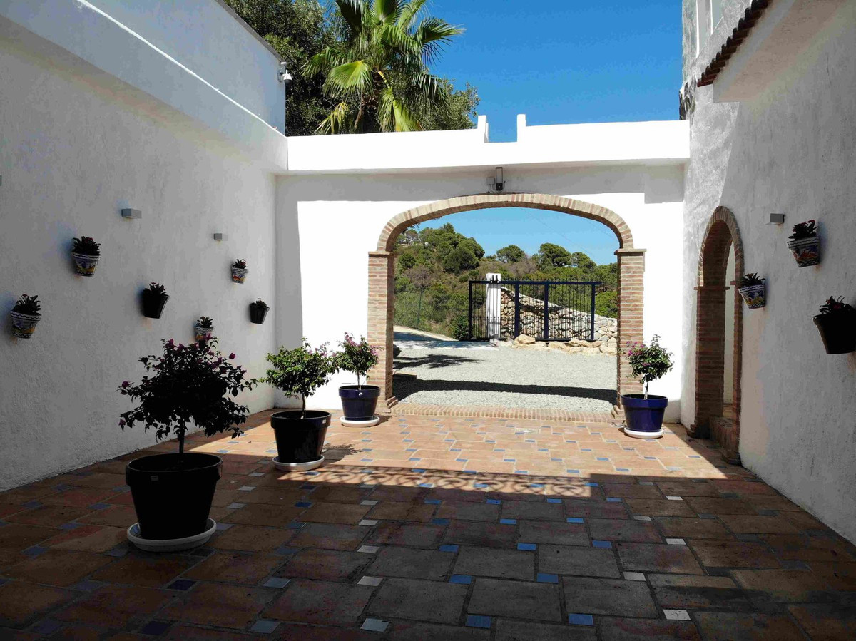 5 Bedroom Villa for Sale in Estepona — view 14
