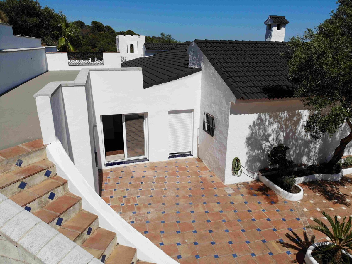 5 Bedroom Villa for Sale in Estepona — view 16
