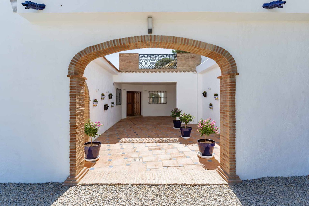 5 Bedroom Villa for Sale in Estepona — view 19