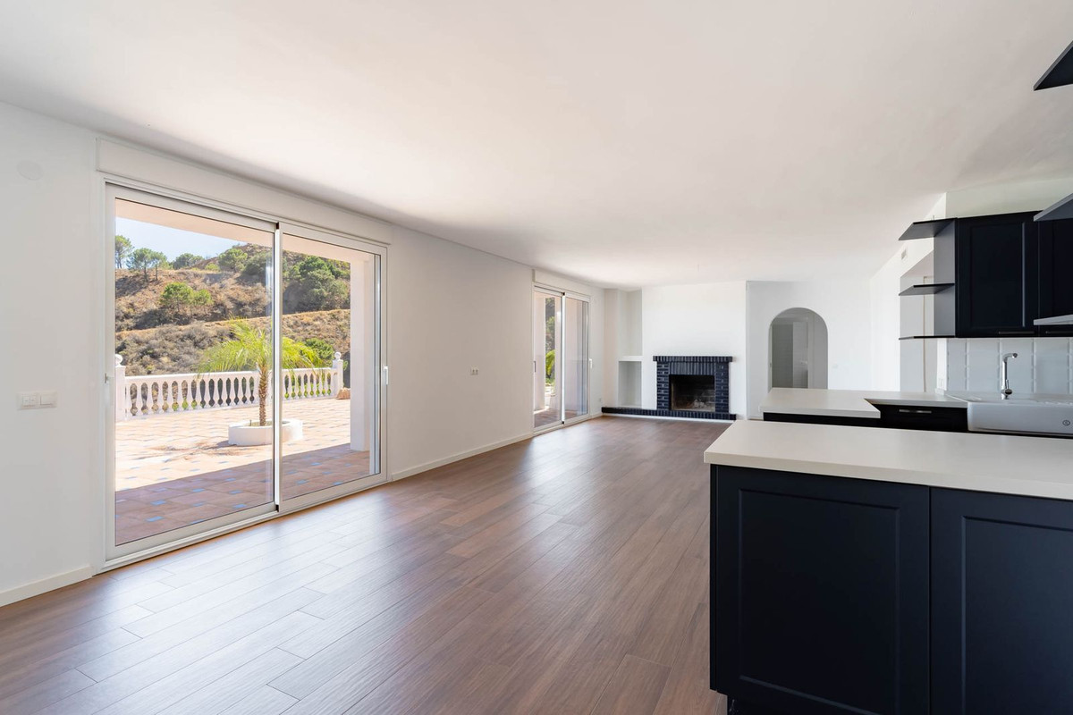 5 Bedroom Villa for Sale in Estepona — 3