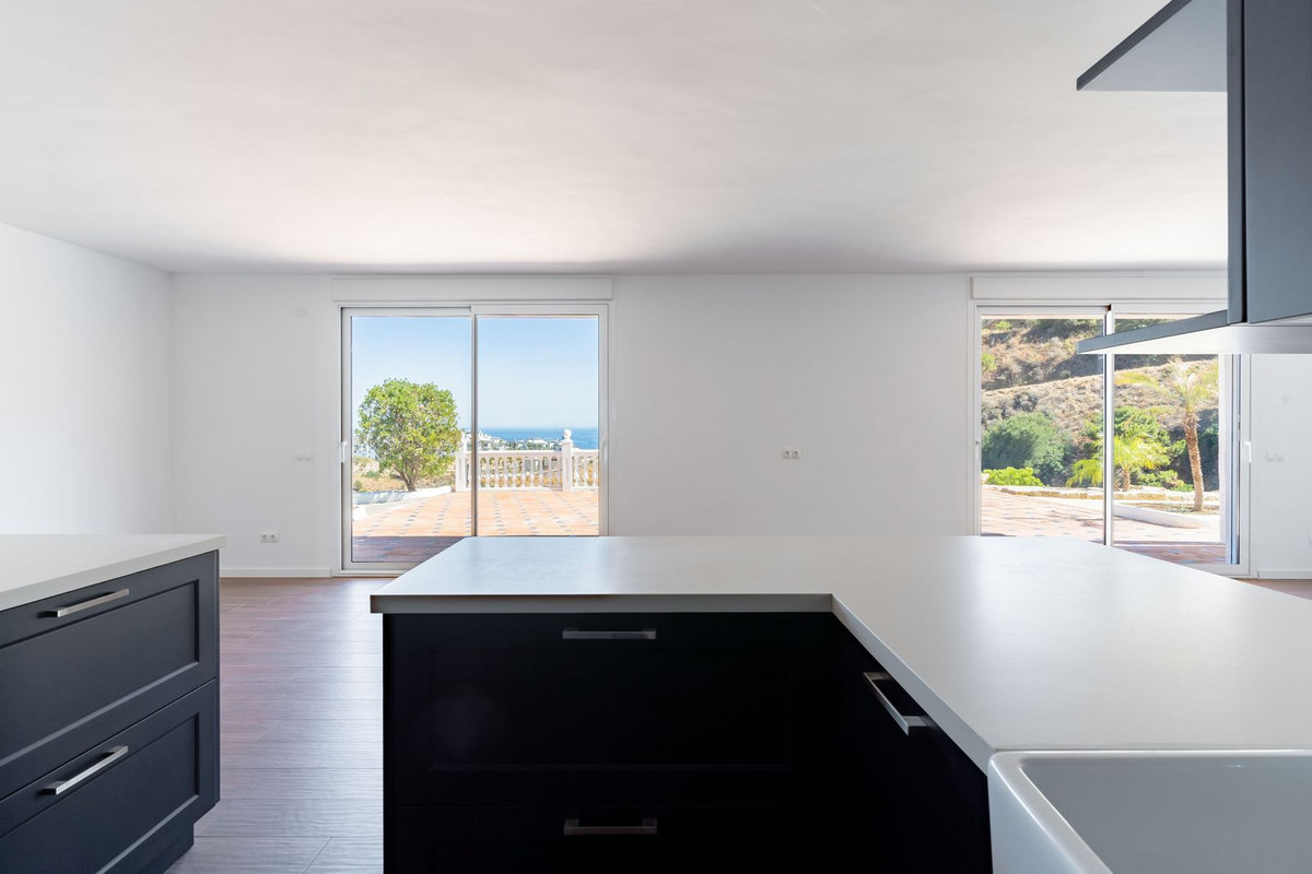 5 Bedroom Villa for Sale in Estepona — 4