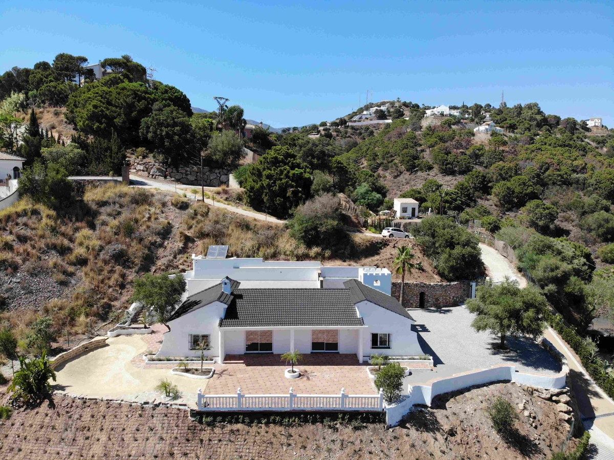 5 Bedroom Villa for Sale in Estepona — 8