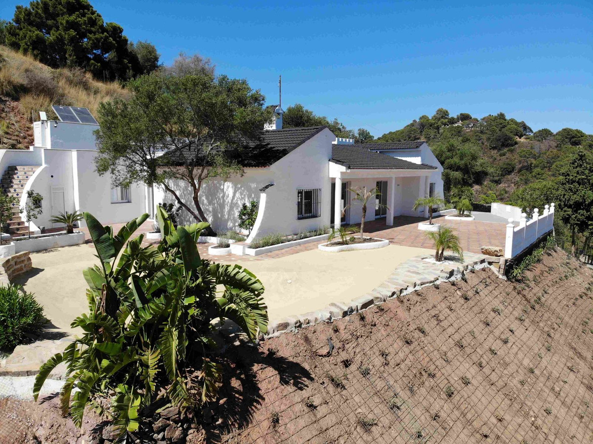 5 Bedroom Villa for Sale in Estepona — 9
