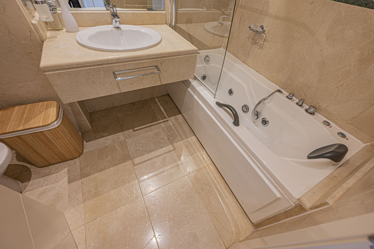 3 Bedroom Apartment for Sale in Nueva Andalucía — 9