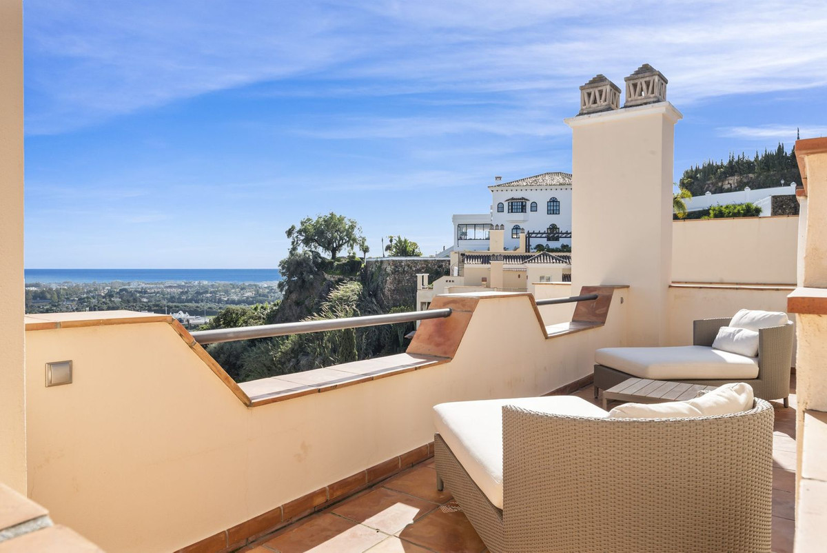 4 Bedroom Apartment for Sale in Benahavís — view 10