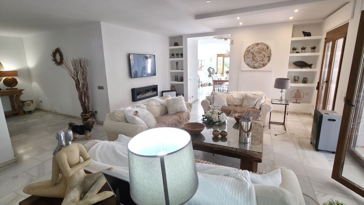 6 Bedroom Villa for Sale in Atalaya — 9