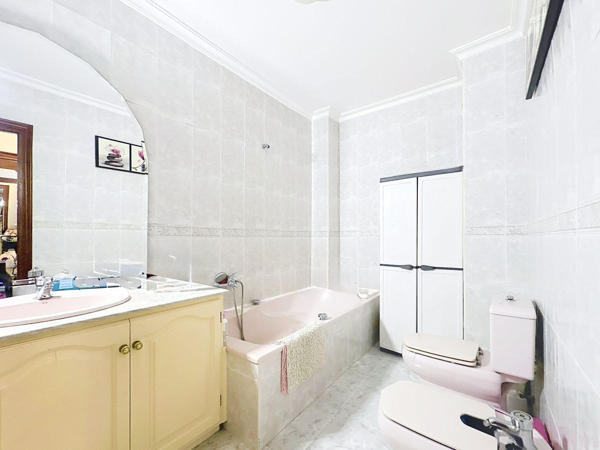 3 Bedroom Apartment for Sale in Estepona — 8