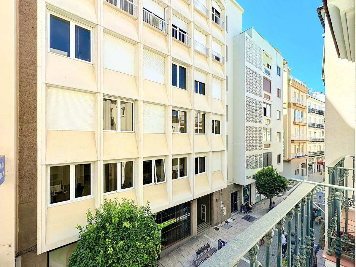 3 Bedroom Apartment for Sale in Estepona — view 10