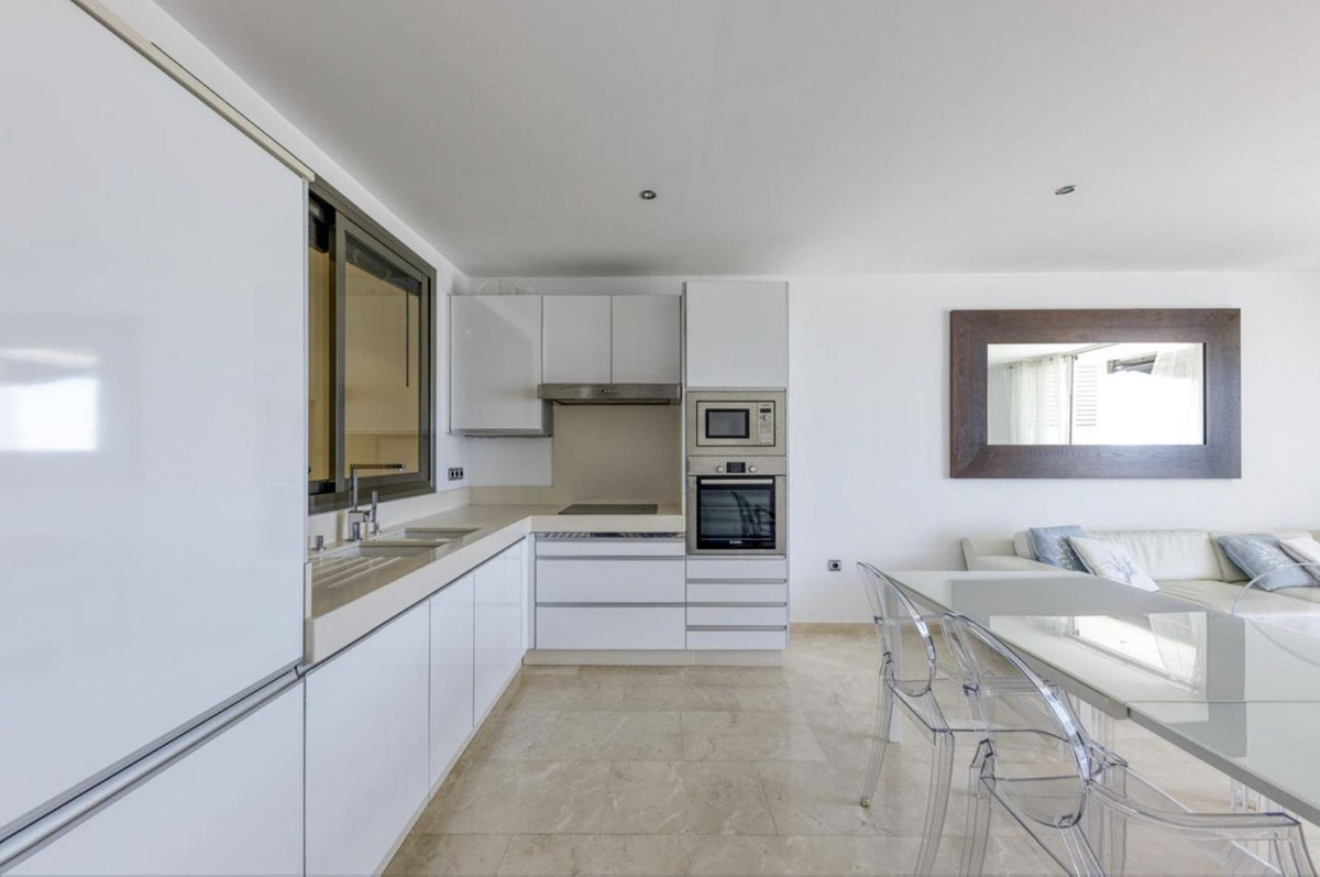 2 Bedroom Apartment for Sale in Puerto Banús — 5