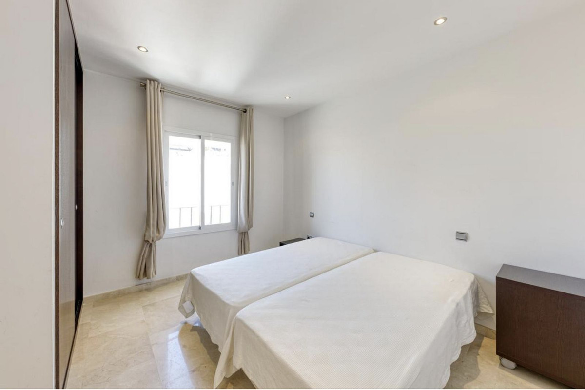 2 Bedroom Apartment for Sale in Puerto Banús — 7