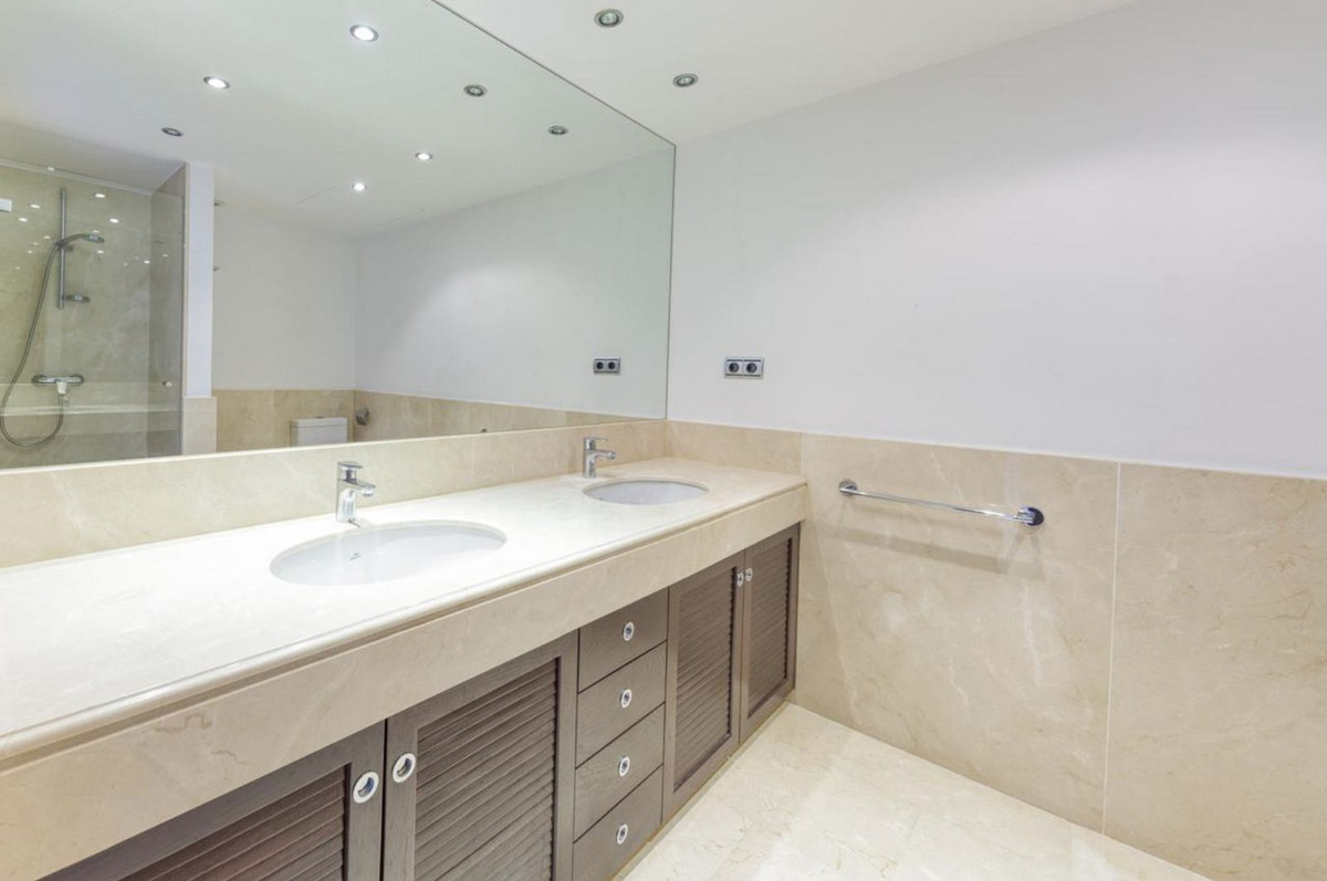2 Bedroom Apartment for Sale in Puerto Banús — 8