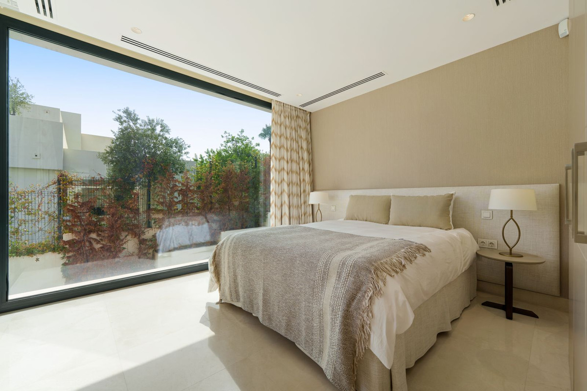 5 Bedroom Villa for Sale in Nueva Andalucía — view 12