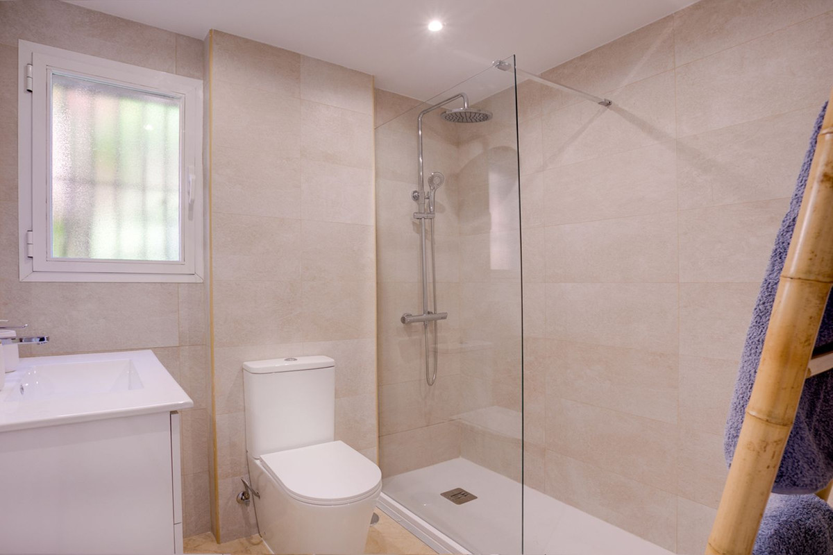 2 Bedroom Apartment for Sale in Estepona — view 10