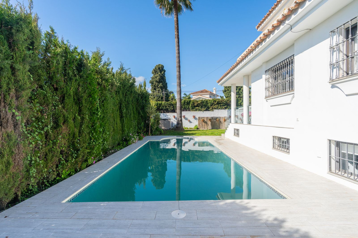 5 Bedroom Villa for Sale in El Paraiso