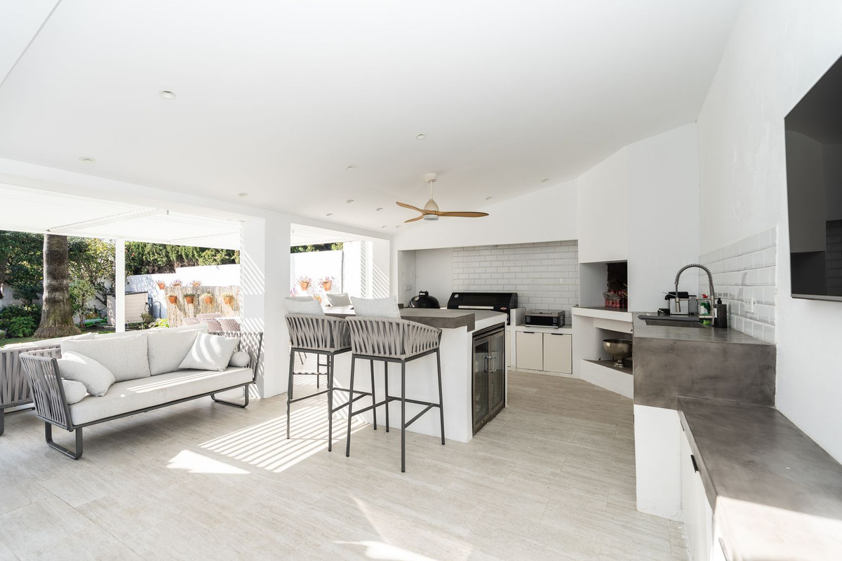 5 Bedroom Villa for Sale in El Paraiso — 2