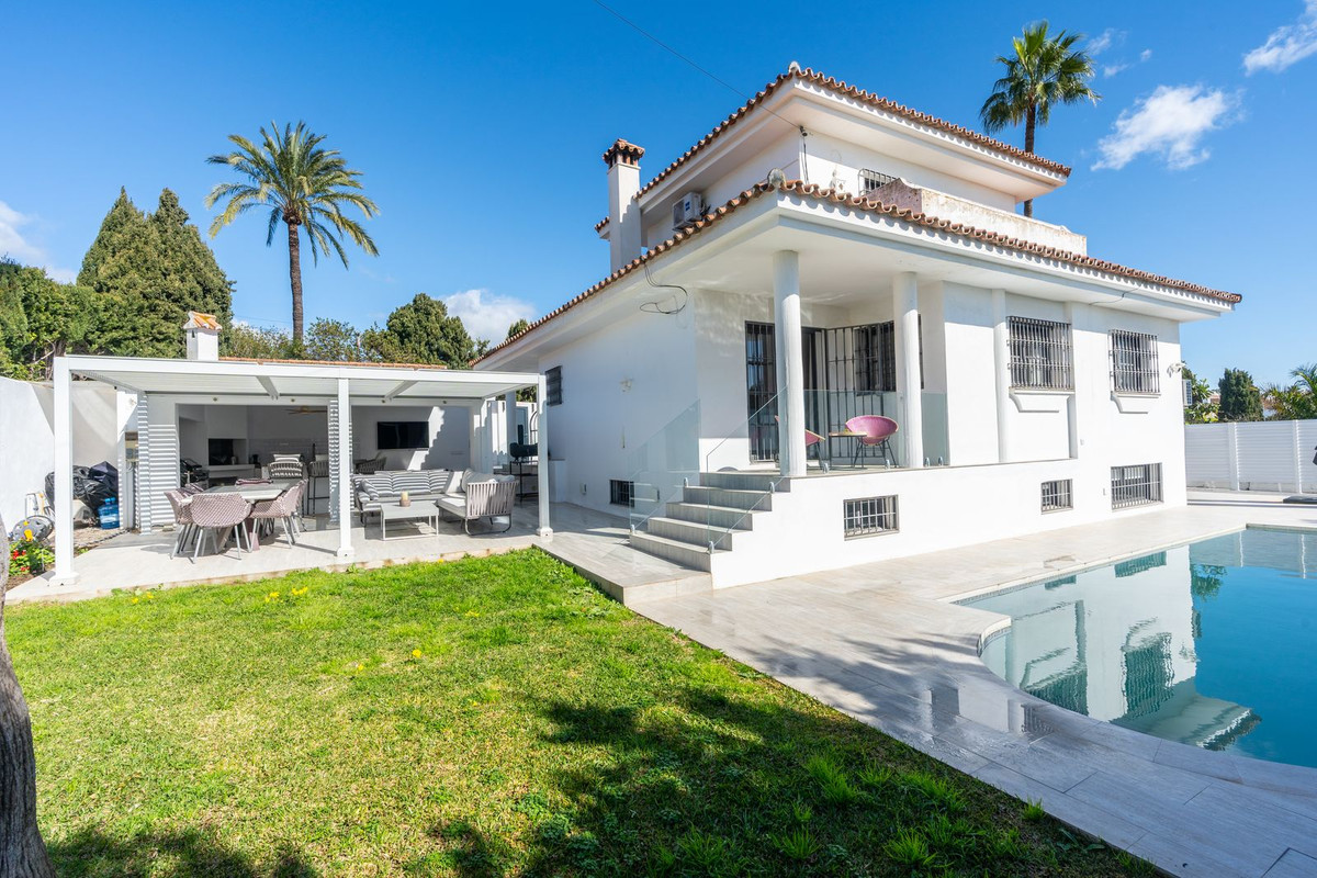 5 Bedroom Villa for Sale in El Paraiso — 3