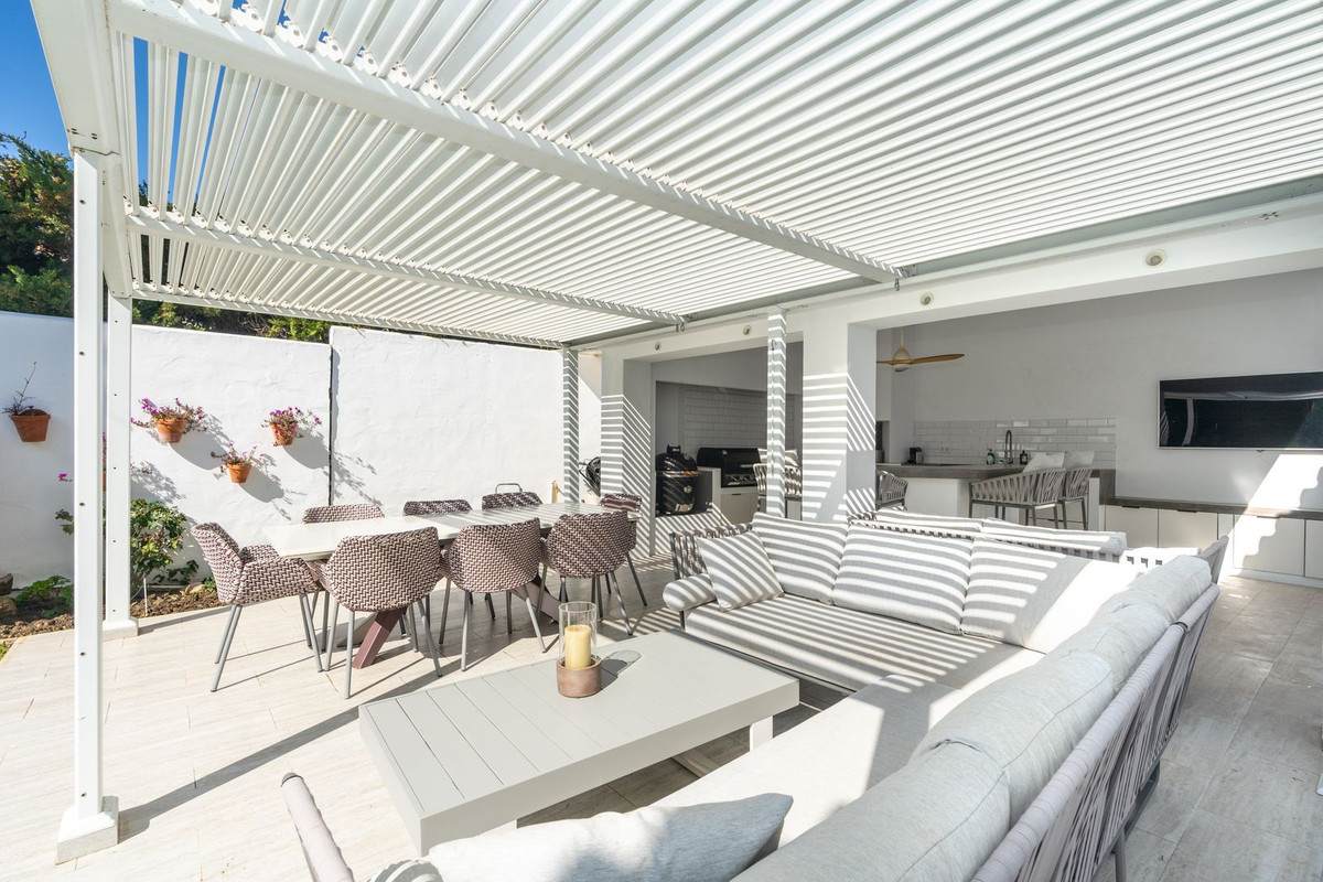 5 Bedroom Villa for Sale in El Paraiso — 5