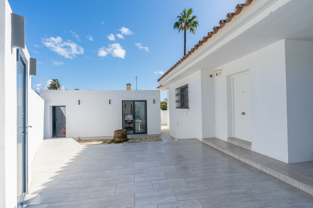 5 Bedroom Villa for Sale in El Paraiso — 7