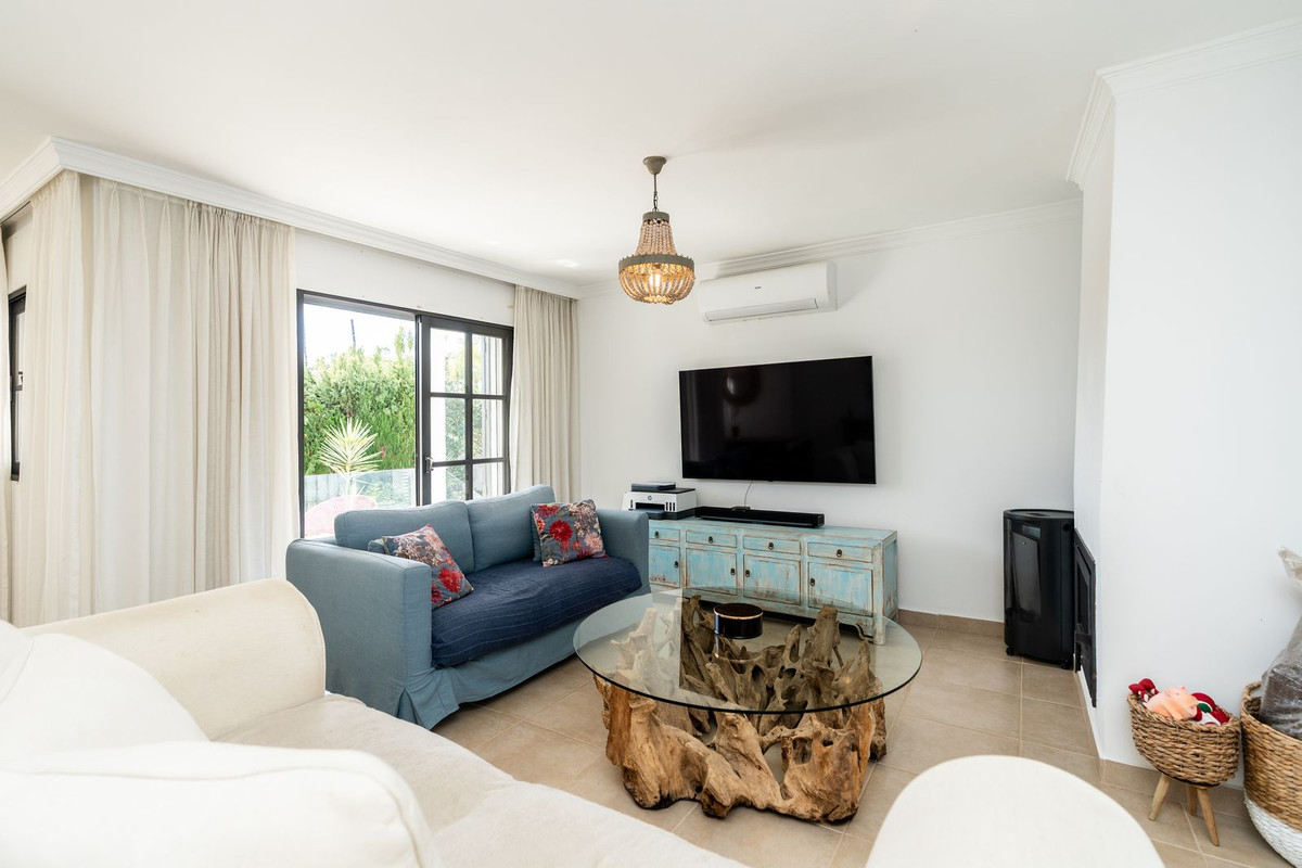 5 Bedroom Villa for Sale in El Paraiso — 8