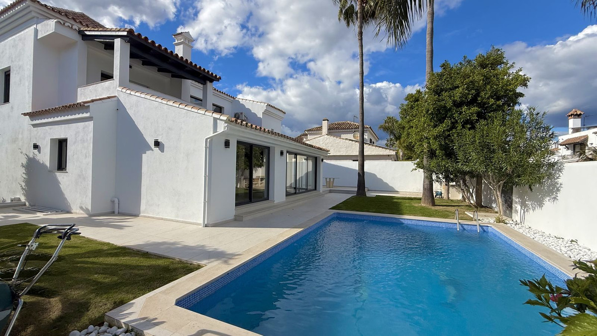 5 Bedroom Villa for Sale in Nueva Andalucía — 2
