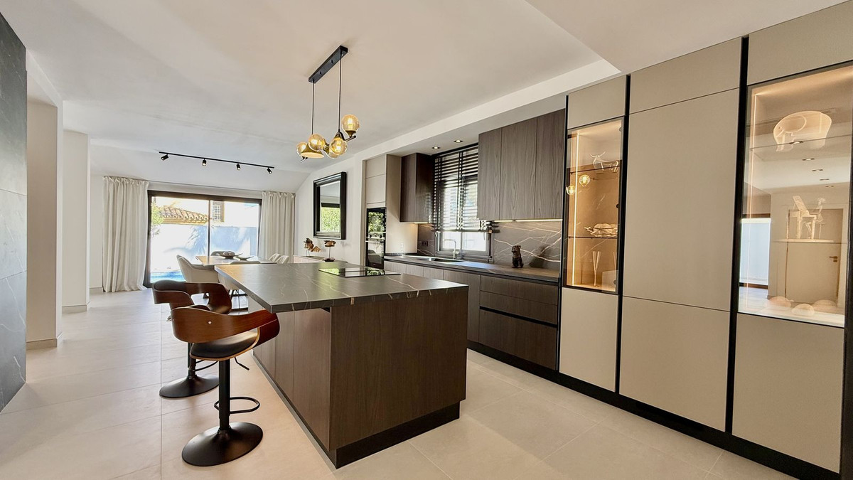 5 Bedroom Villa for Sale in Nueva Andalucía — 3