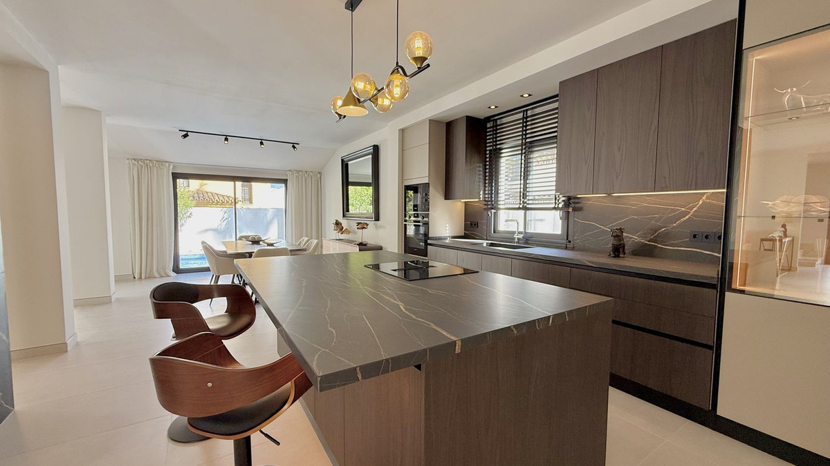 5 Bedroom Villa for Sale in Nueva Andalucía — 4