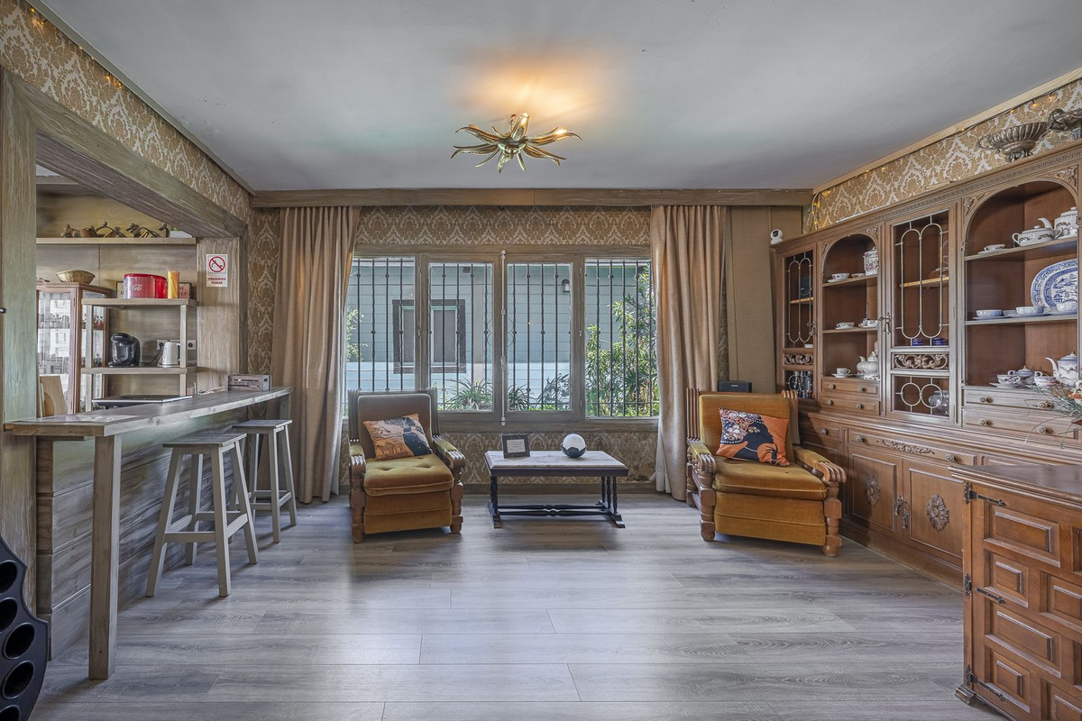 12 Bedroom Villa for Sale in Marbella — view 11