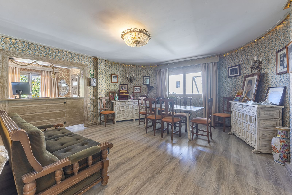 12 Bedroom Villa for Sale in Marbella — view 6