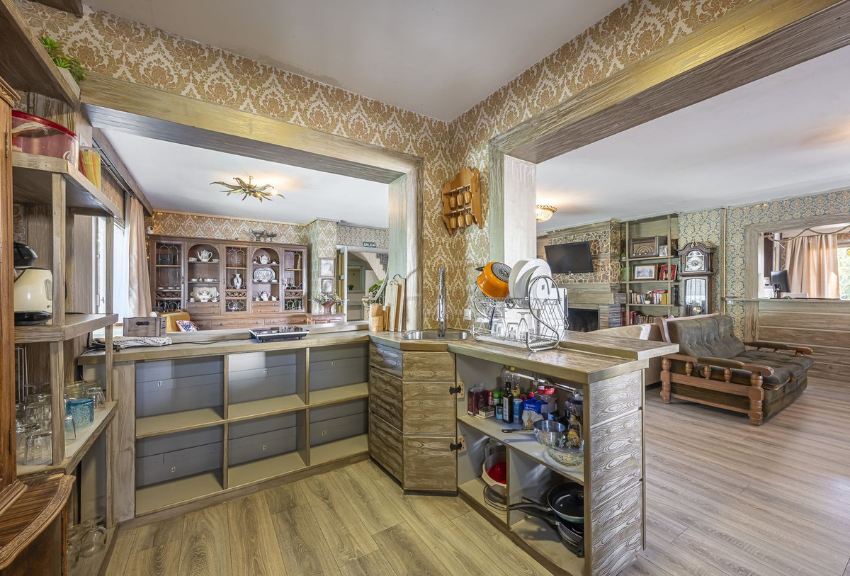 12 Bedroom Villa for Sale in Marbella — view 7
