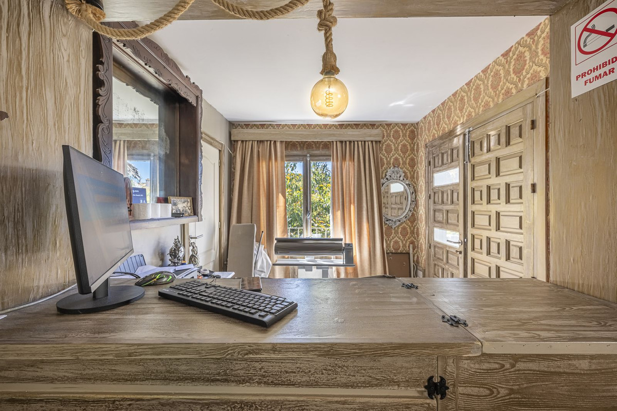 12 Bedroom Villa for Sale in Marbella — view 8
