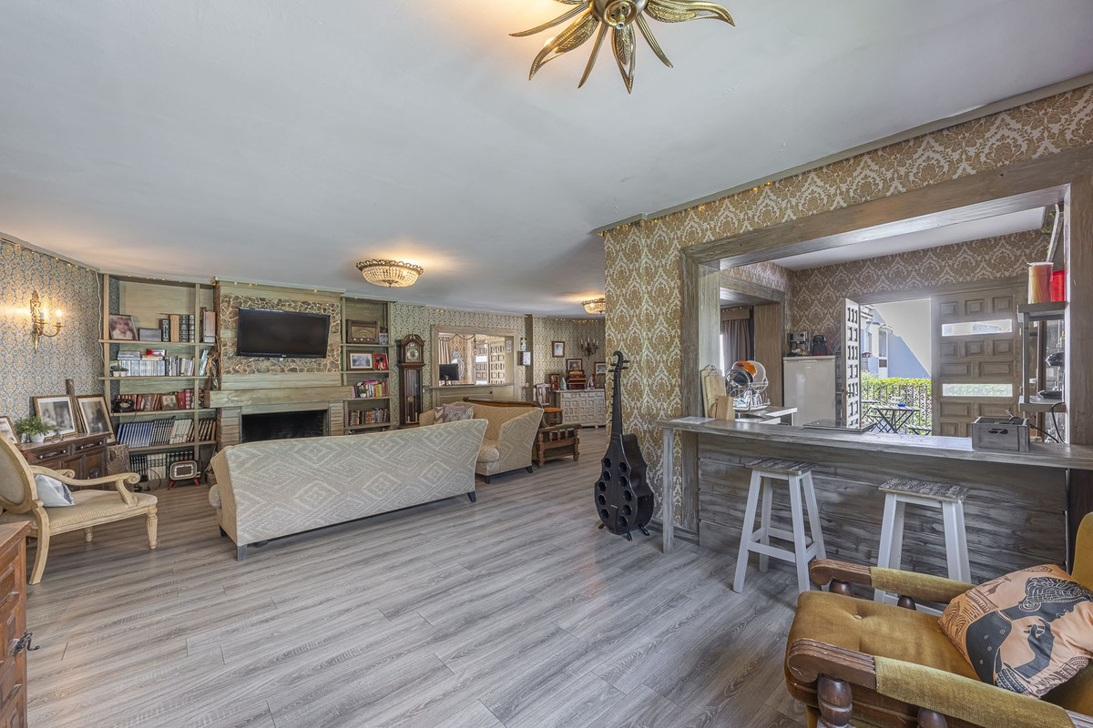 12 Bedroom Villa for Sale in Marbella — view 10