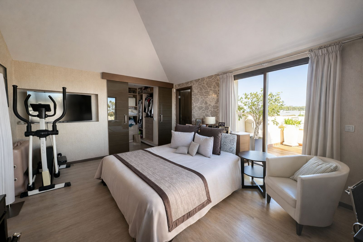 3 Bedroom Apartment for Sale in Benahavís — 7
