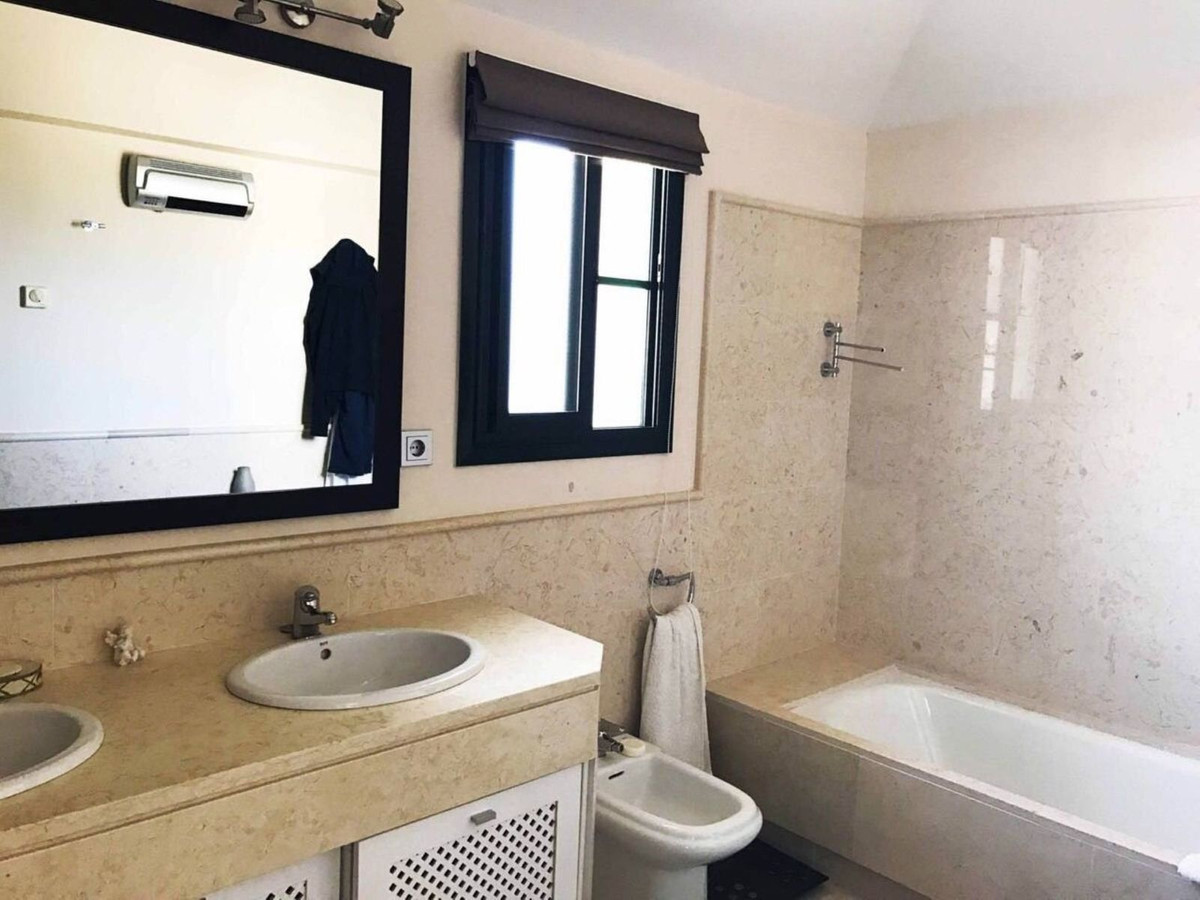 3 Bedroom Apartment for Sale in Benahavís — 8