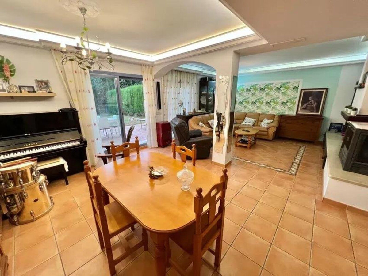 5 Bedroom Villa for Sale in Nueva Andalucía — 5